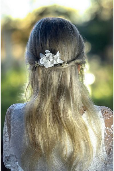 Eva Flore White Floral Bridal Hair Accessory - Hydrangea Pearls, Wedding Comb Buckle Bun