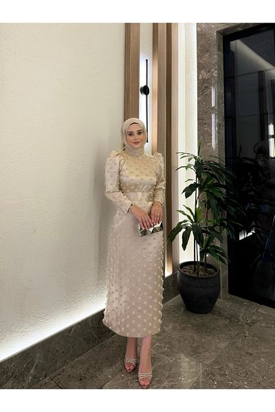 By Atelier Μπεζ βραδινό φόρεμα με μολύβι Perla Hijab