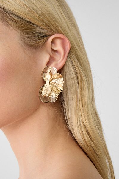 Stradivarius Yelpaze çiçek yapraklı ve dokulu küpe