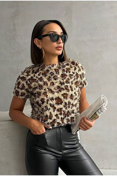 Zeynep Öykü Style Γυναικείο μπλουζάκι με φούντες με παγιέτες Leopard