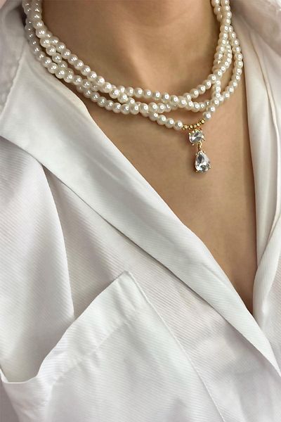 Sose Moda قلادة لؤلؤية ملفوفة بطرف كريستالي - أبيض