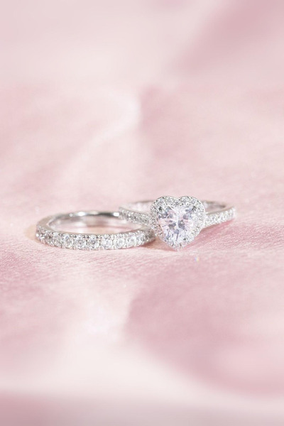 Crystal Diamond Zirconia Işıklı kutuda 0.75 karat kalp ve tamtur yüzük