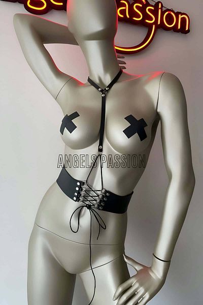 Angels Passion Μοντέλα συνδυασμού δερμάτινου κορσέ και φορέματος με λεπτομέρεια κλιπ