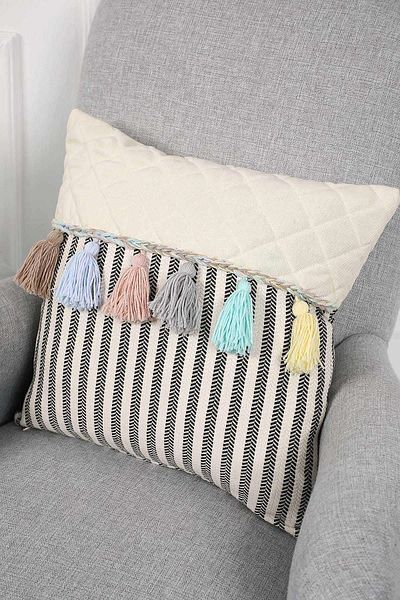 Aisha's Design غطاء وسادة مخطط باللون الأسود مع شرابات ملونة، K-196