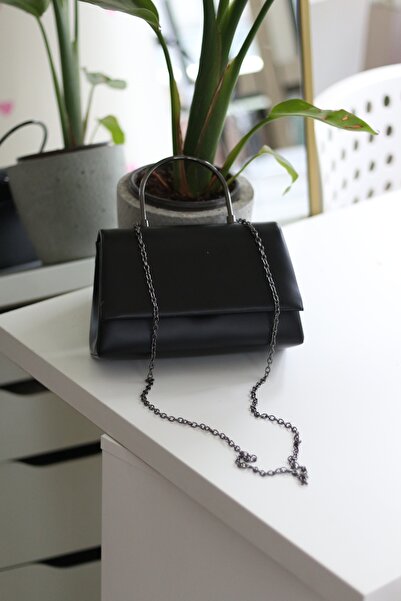 Moom Bag Geantă de mână și de umăr detaliată cu mâner metalic din piele neagră mată pentru femei