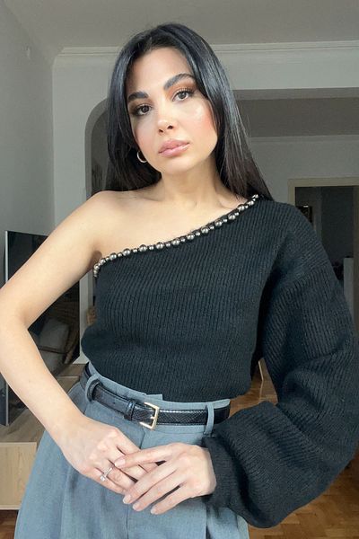 Seda Yalçın Atelier Pulover negru cu un singur umăr, cu detaliu de mărgele