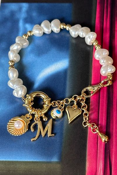 Trendy Butik سوار حرف M موديل اللؤلؤ المحار وعين الشر والقلب المتدلي تصميم سوار الحرف