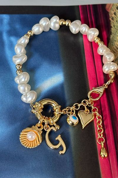 Trendy Butik سوار حرف G موديل اللؤلؤ المحار وعين الشر وقلب متدلي بتصميم حرف سوار