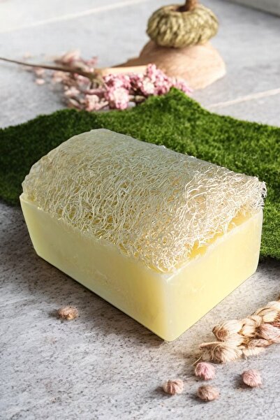 EM AMANOS BEAUTY Doğal Kabak Lifli Keçi Sütlü Sabun Cilt Yenilenmesini Destekler Cilt Bariyerini Güçlendirir