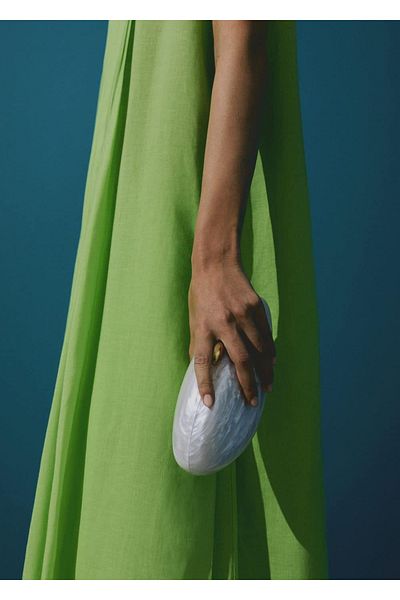 MANGO Woman Τσάντα συμπλέκτη με μαργαριτάρι εμφάνιση