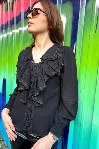 Ateilerdijle Bluză neagră cu decolteu în V cu volan în față pentru femei