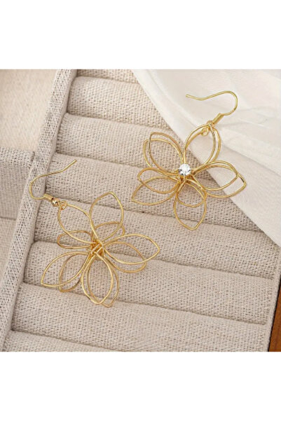 TChic Altın Renkli Çiçek Şeklinde Küpe