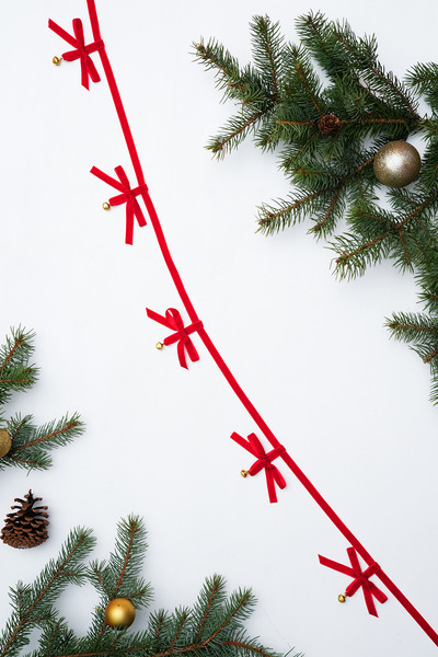 sin istanbul زينة شجرة عيد الميلاد بشريط أحمر مخملي وجرس ذهبي 140 سم