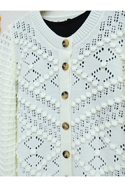 Modamorfo Ажурний рельєфний светр з кістковими ґудзиками - білий