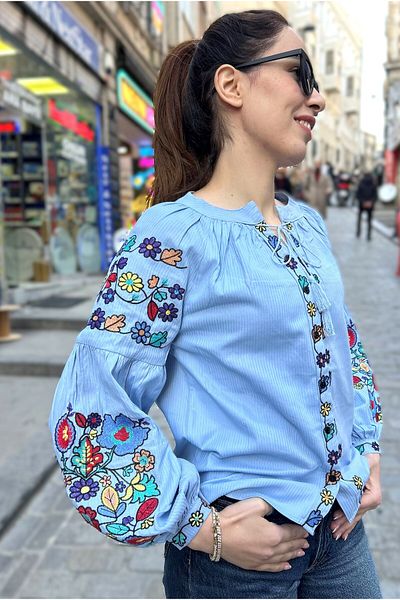 Ateilerdijle Bluză cu mânecă cu balon, cu șireturi, cu guler dominator, cu broderie florală