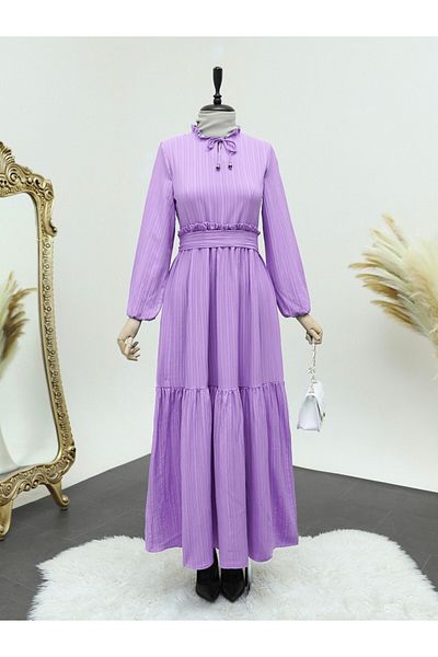 Modamorfo Fliederfarbenes Seersucker-Kleid mit Rüschen am Ausschnitt und Teilen