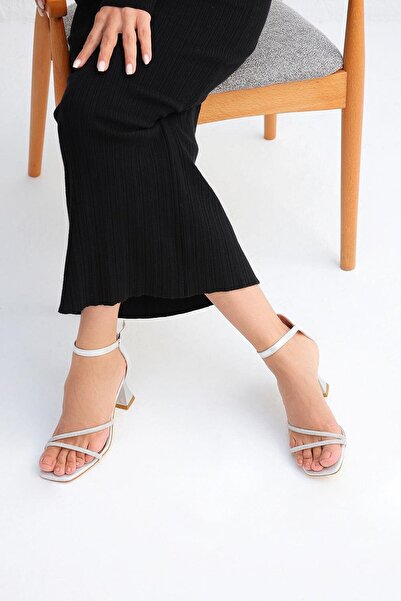 Beyond Rochie de seară argintie cu detaliu Lena Stone, cu cravată la gleznă, pantofi cu vârf tocit 8,5 cm - Byndprs03