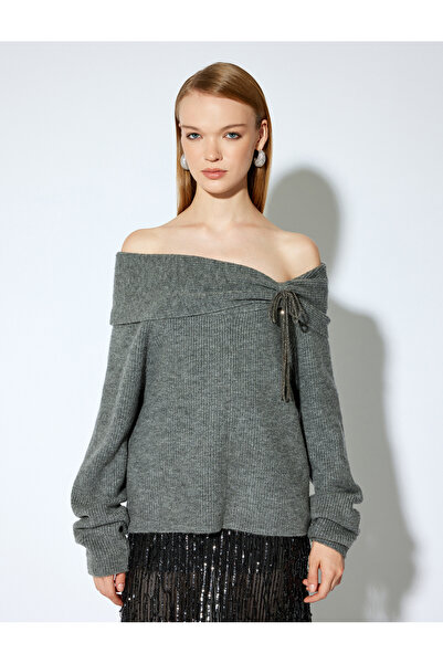 Koton X Melis Ağazat - Uzun Kollu Fiyonk Detaylı Yumuşak Dokulu Omzu Açık Örgü Kazak