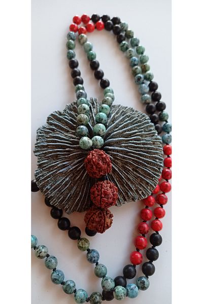 PİRAMİGO Rudraska Tipped Spotted Turquoise Coral and Onyx 108 Mala Long Necklace