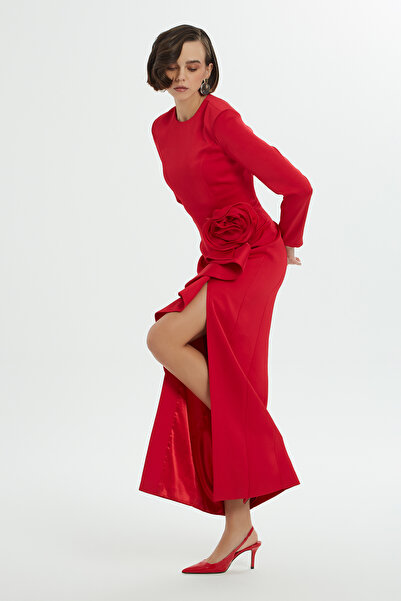 kı.we Kemer Kısmı Gül Detaylı Yırtmaçlı Uzun Kollu Kırmızı Elbise