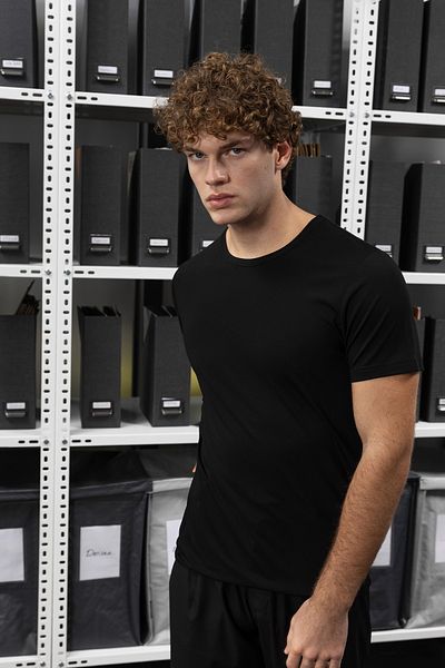 GIESTO Μαύρο T-Shirt με λεπτή εφαρμογή