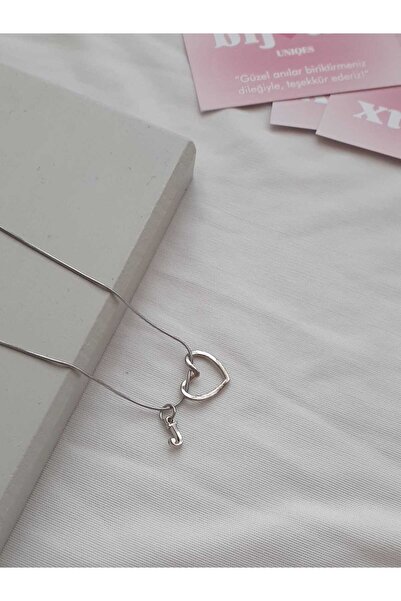 bijoux uniques قلادة من الفولاذ على شكل حرف J مع قلب