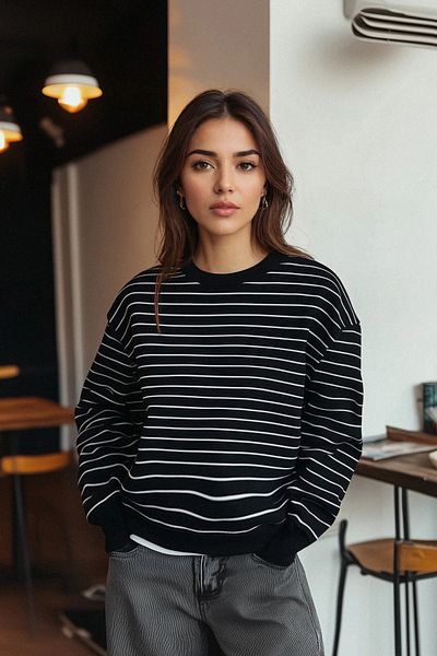 Trendyol Collection Schwarzes 2-Faden-Strick-Sweatshirt mit Rundhalsausschnitt und Streifen TWOAW25SW00324
