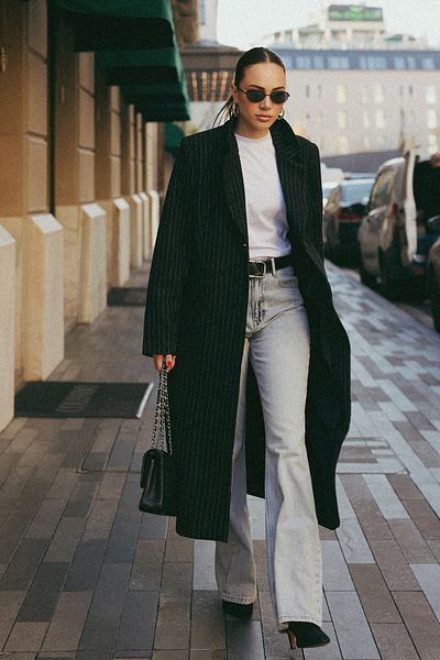 Trendyol Collection Dlouhý černý pruhovaný kabát - Regular Fit Twoaw25Kb00026