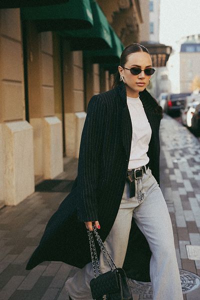Trendyol Collection Dlouhý černý pruhovaný kabát - Regular Fit Twoaw25Kb00026