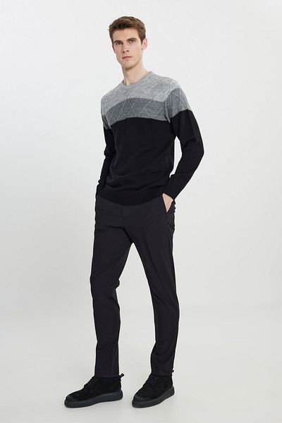 AC&Co / Altınyıldız Classics Warmer Herrenpullover mit grau-schwarzem Colorblock-Print – Rundhalsausschnitt, Standard-Passform