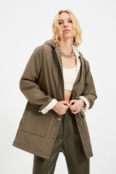Trendyol Collection Khakifarbener Regenmantel mit Plüschkapuze – TWOAW22MO0524