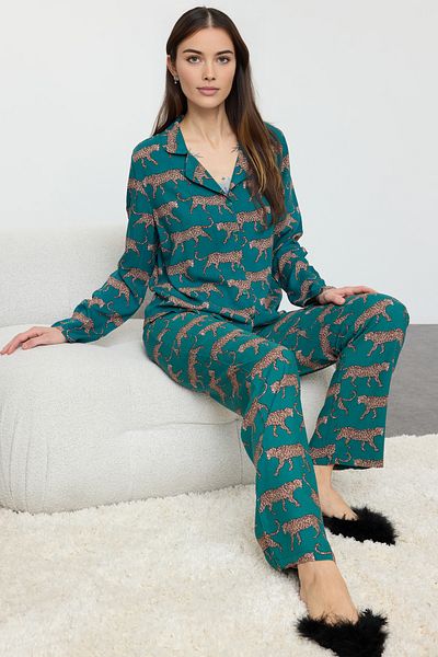 Trendyol Collection Viskózový pyžamový set - smaragdově zelená, tygří vzor Thmaw25Pt00035