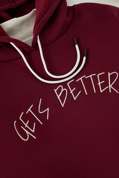 Trendyol Curve Bluza z nadrukiem w prążki w kolorze bordowym, z nadrukiem i szczegółowym napisem - Tbbaw25Ao00033