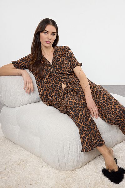 Trendyol Collection Sada pyžama s volánky ze 100% bavlny s leopardím potiskem – Thmss24Pt00223