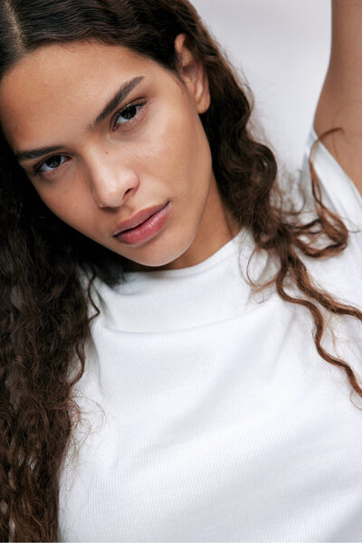 H&M Bedene Oturan Tişört