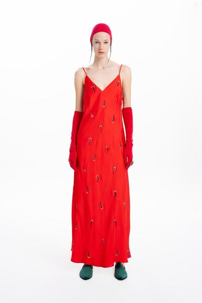 MİİN KIRMIZI SATEN EL BOYAMASI BOL İNCE ASKILI UZUN ELBİSE