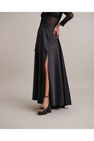 Pembecik Yüksek Açık Yırtmaçlı Siyah Saten Uzun Etek
