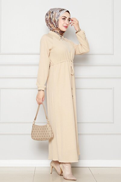 Sevitli Λεπτομερές φόρεμα με βολάν ώμου σε μπεζ χρώμα