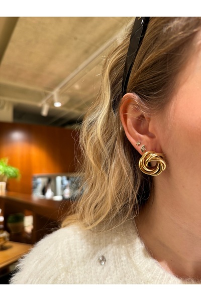 Lita Gold Burgu Sarmal Çiçek Desen Küpe