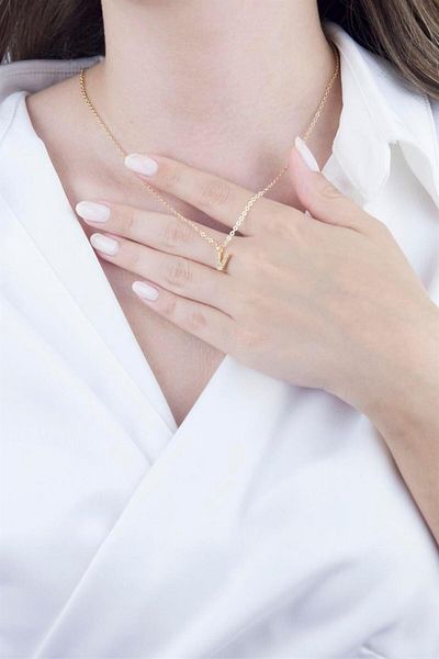 Sose Moda V Letter Gold Chain Necklace
