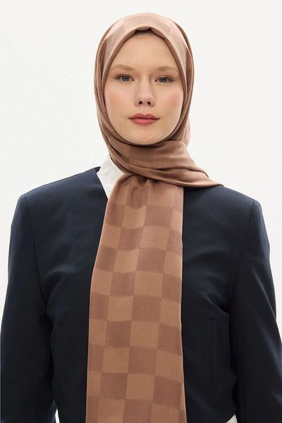 hijabchi Εισαγόμενο μεταξένιο σάλι ζακάρ σκακιέρας - Milk Coffee