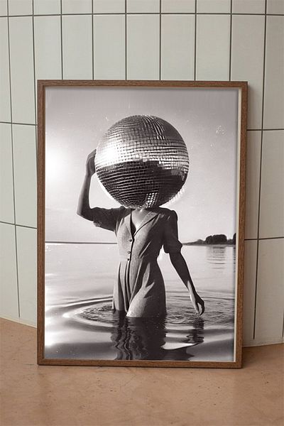 Taranist Αφίσα Disco Ball Party Girl Retro Vintage Γυναίκα στη θάλασσα