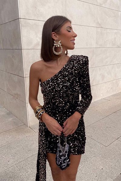 Neşeli Butik γυναικείο μαύρο μίνι φόρεμα με παγιέτες με έναν ώμο NBEMP2634