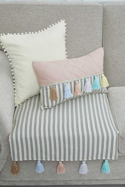 Aisha's Design مفرش أريكة مفرد مخطط باللون الرمادي مع شرابات ملونة مقاس 75 × 90 سم، ko-20t
