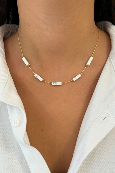 Suerte Accessories قلادة نسائية مصنوعة يدويًا من الحجر الطبيعي الأبيض الحد الأدنى من الحجر الطبيعي مع سلسلة ذهبية
