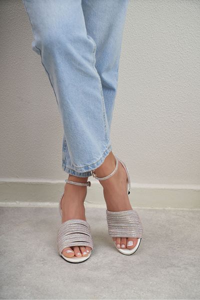 NİŞANTAŞI SHOES Sommerliche Damen-Sandalen mit Absatz und Perlensatin und Steindetail am Knöchel