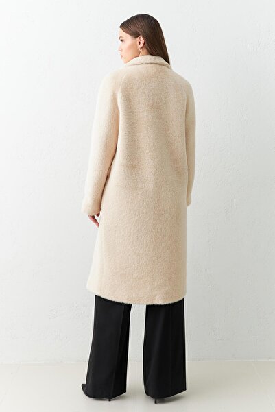 Setre Bej Uzun Düğme Detaylı Kürklü Kaban