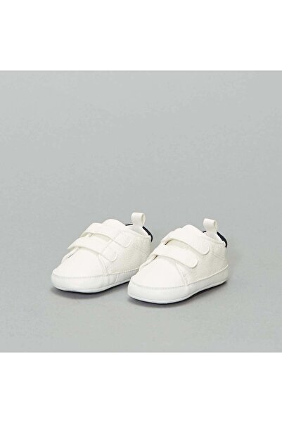 KIABI حذاء رياضي ثنائي اللون مع قفل بخطاف وحلقة باللون الأبيض الثلجي