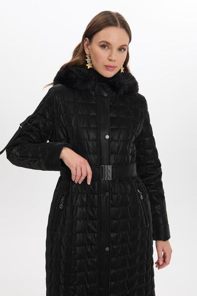 Zühre Καπιτονέ μαύρο παλτό με γούνινη κουκούλα και ζώνη 13643