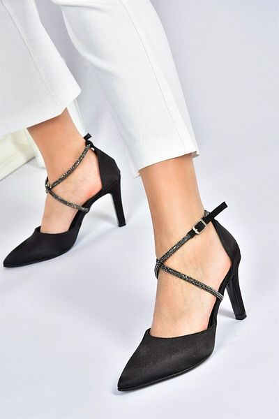 Fox Shoes Dámské boty na podpatku se špičatou špičkou ze saténové tkaniny M246066704